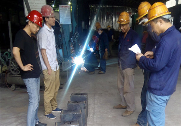 評委之間就賽事進行協商